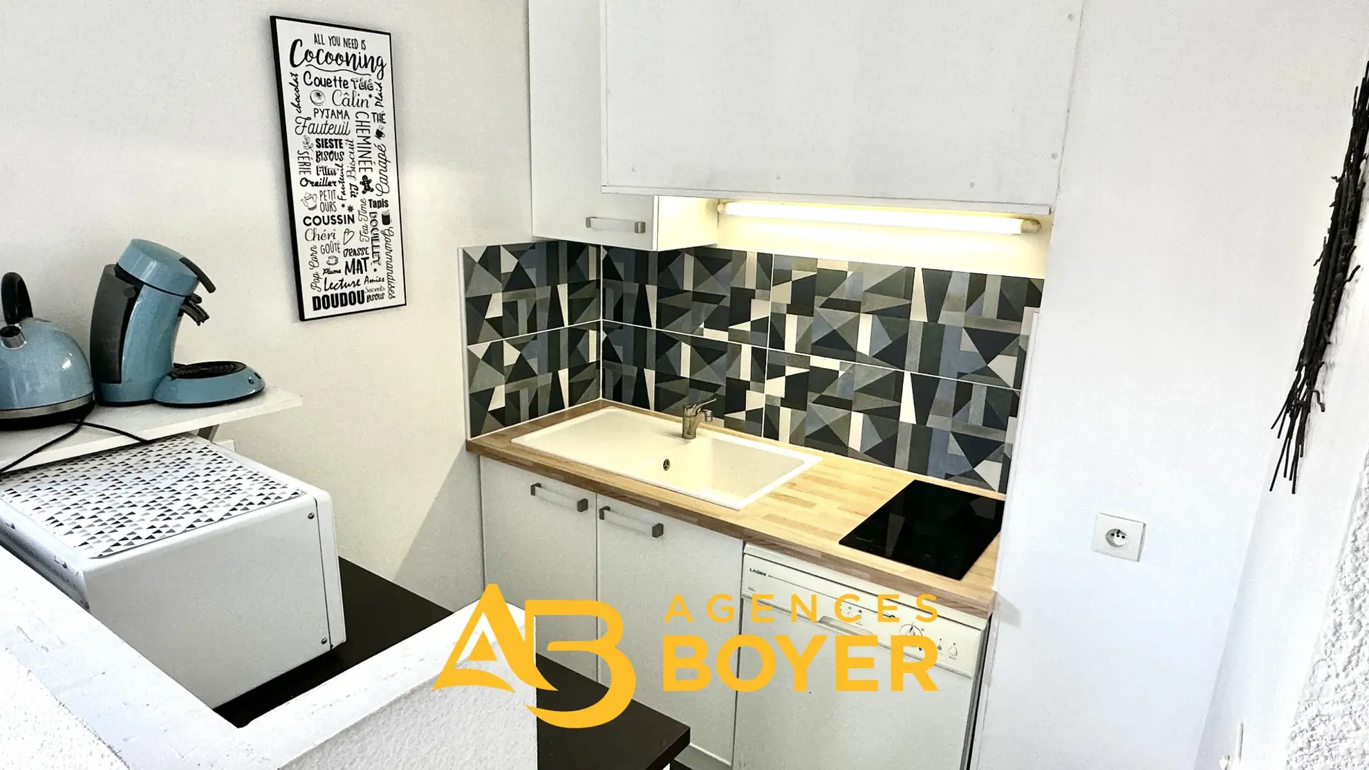 Appartement 2 pièces rénové avec vue dégagée, piscine et accès mer à Bandol 