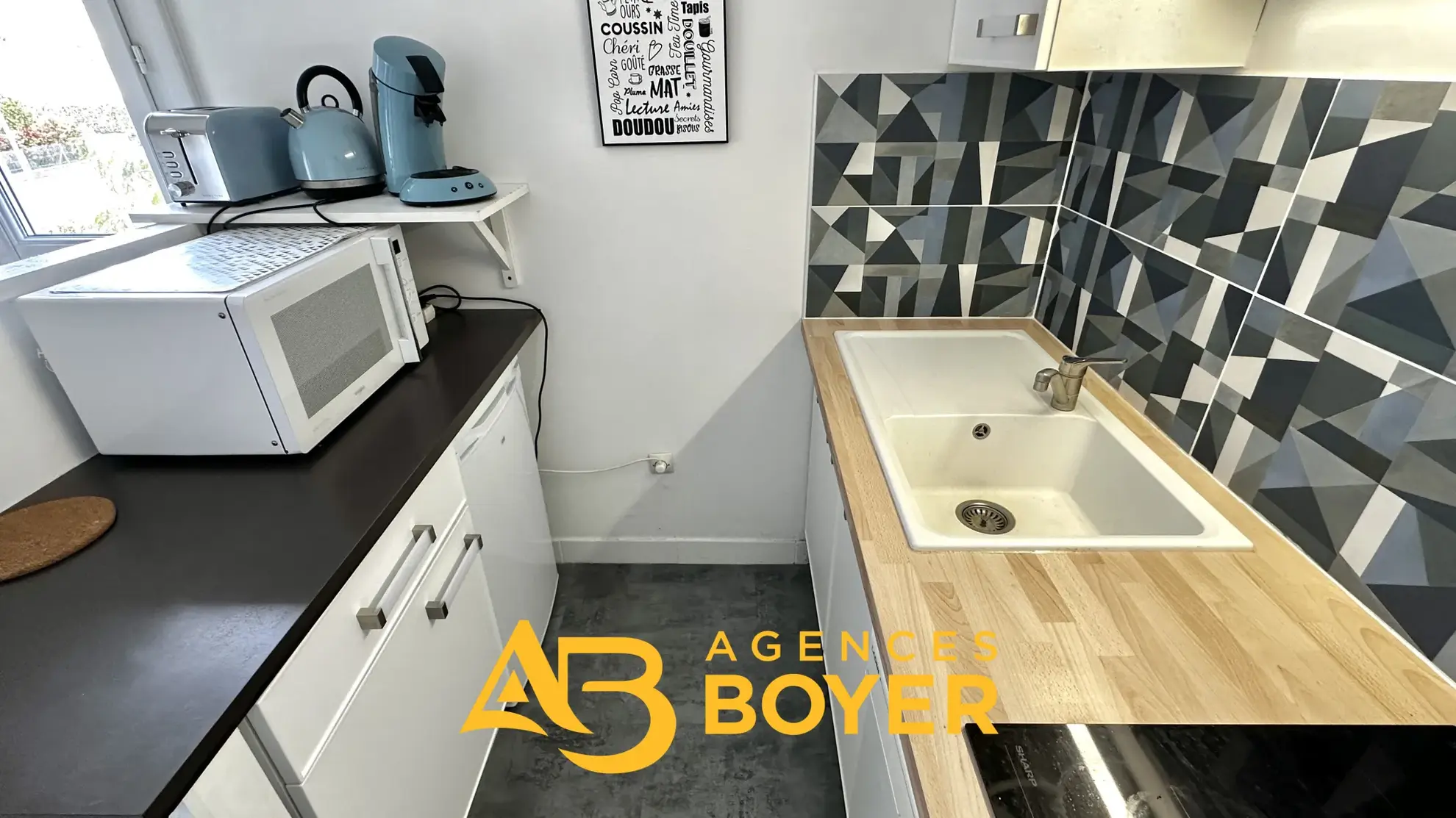 Appartement 2 pièces rénové avec vue dégagée, piscine et accès mer à Bandol 