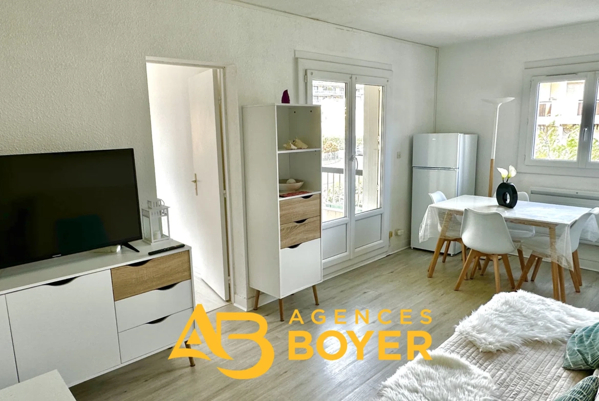 Appartement 2 pièces rénové avec vue dégagée, piscine et accès mer à Bandol 
