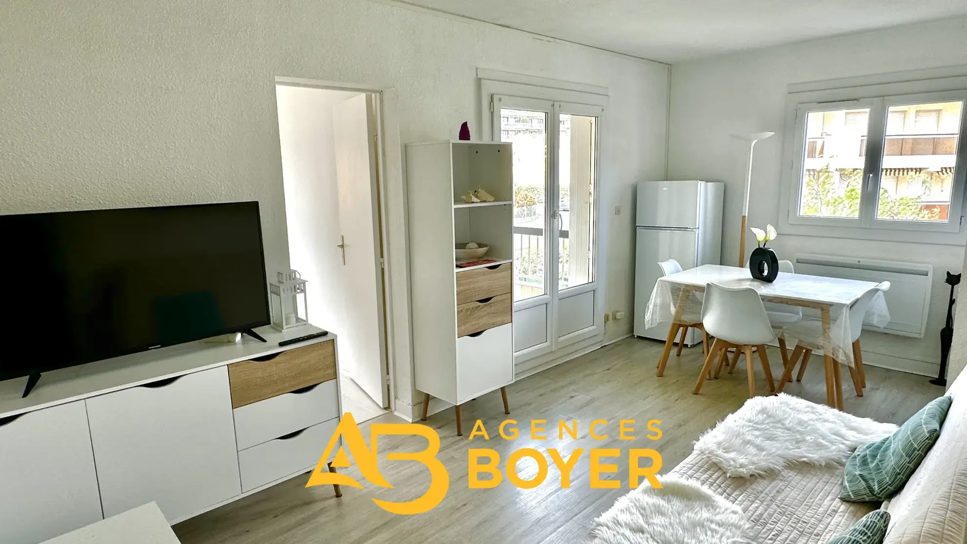 Appartement 2 pièces rénové avec vue dégagée, piscine et accès mer à Bandol 