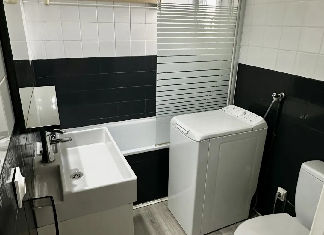 Appartement 2 pièces rénové avec vue dégagée, piscine et accès mer à Bandol 