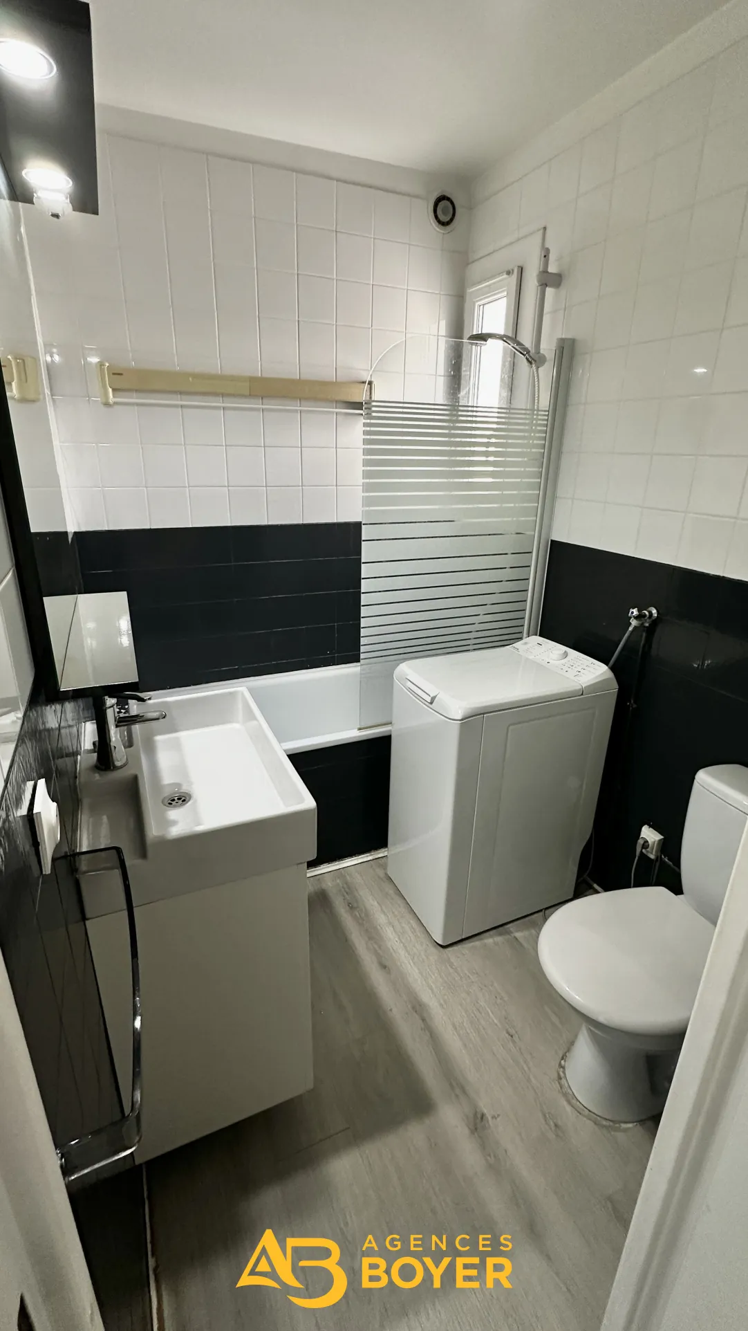 Appartement 2 pièces rénové avec vue dégagée, piscine et accès mer à Bandol 