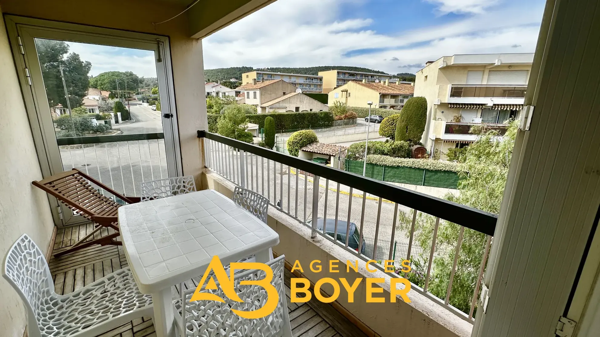 Appartement 2 pièces rénové avec vue dégagée, piscine et accès mer à Bandol 