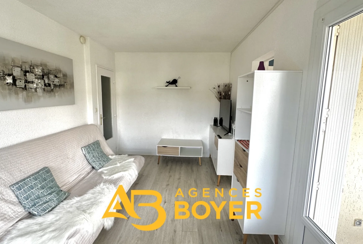 Appartement 2 pièces rénové avec vue dégagée, piscine et accès mer à Bandol 