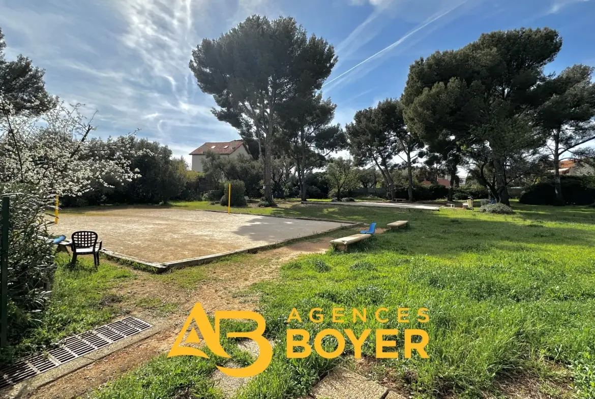 Appartement 2 pièces rénové avec vue dégagée, piscine et accès mer à Bandol 
