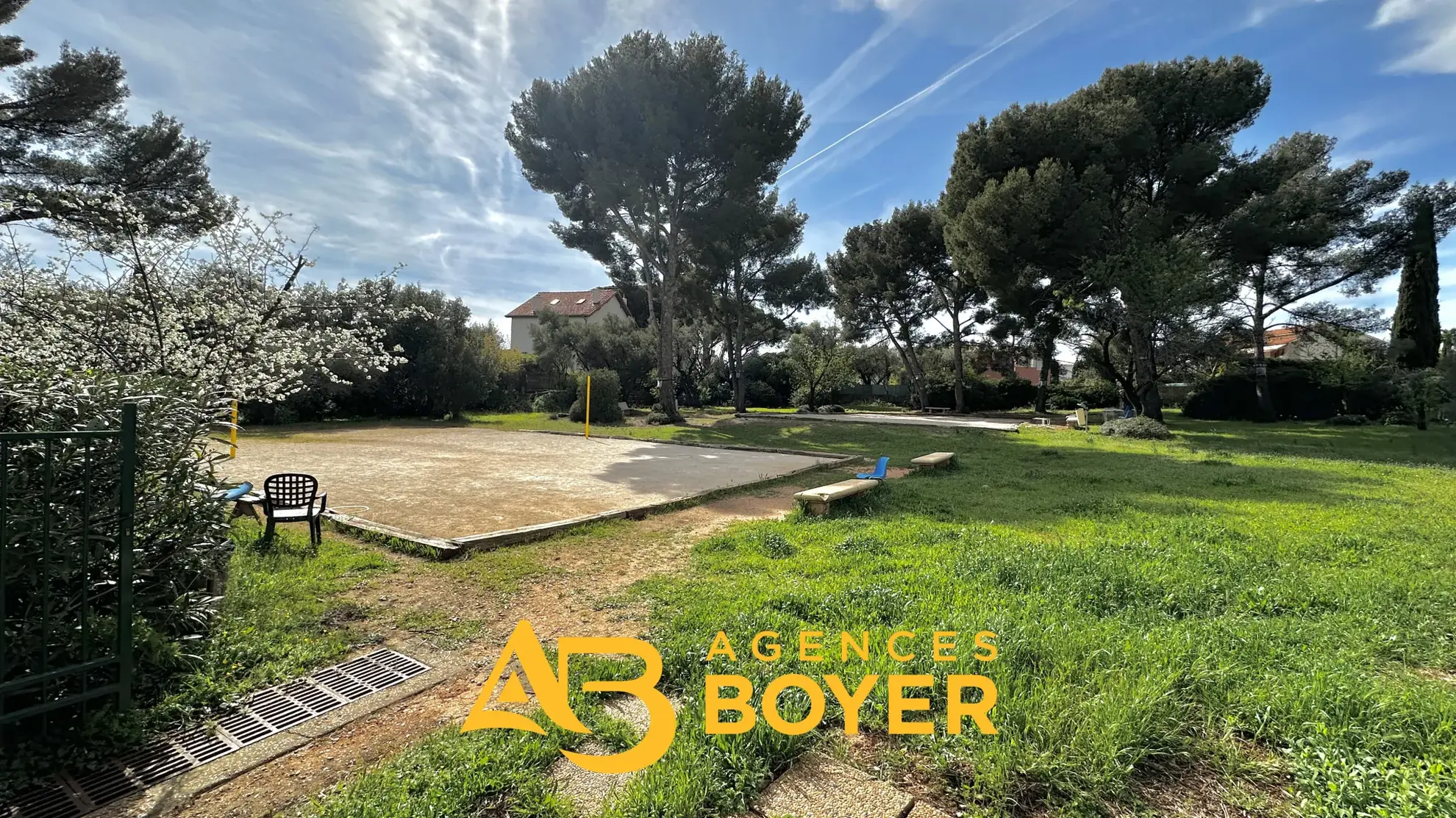 Appartement 2 pièces rénové avec vue dégagée, piscine et accès mer à Bandol 