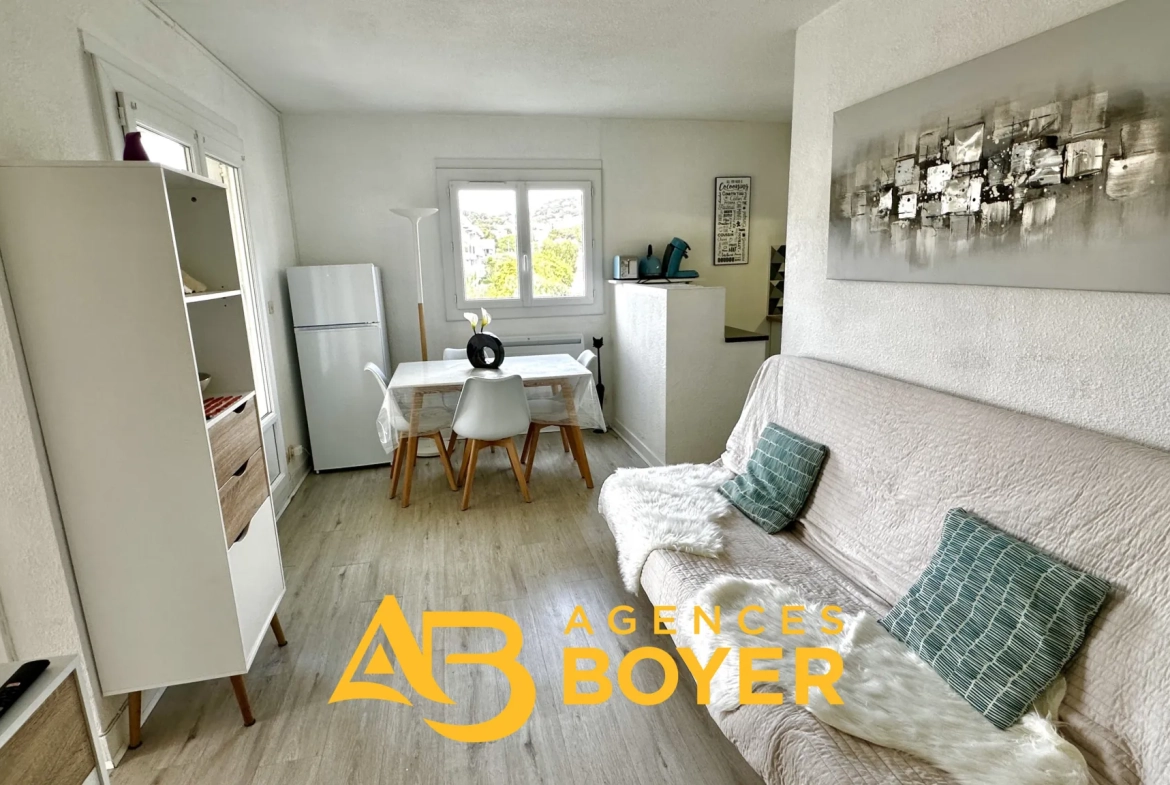 Appartement 2 pièces rénové avec vue dégagée, piscine et accès mer à Bandol 