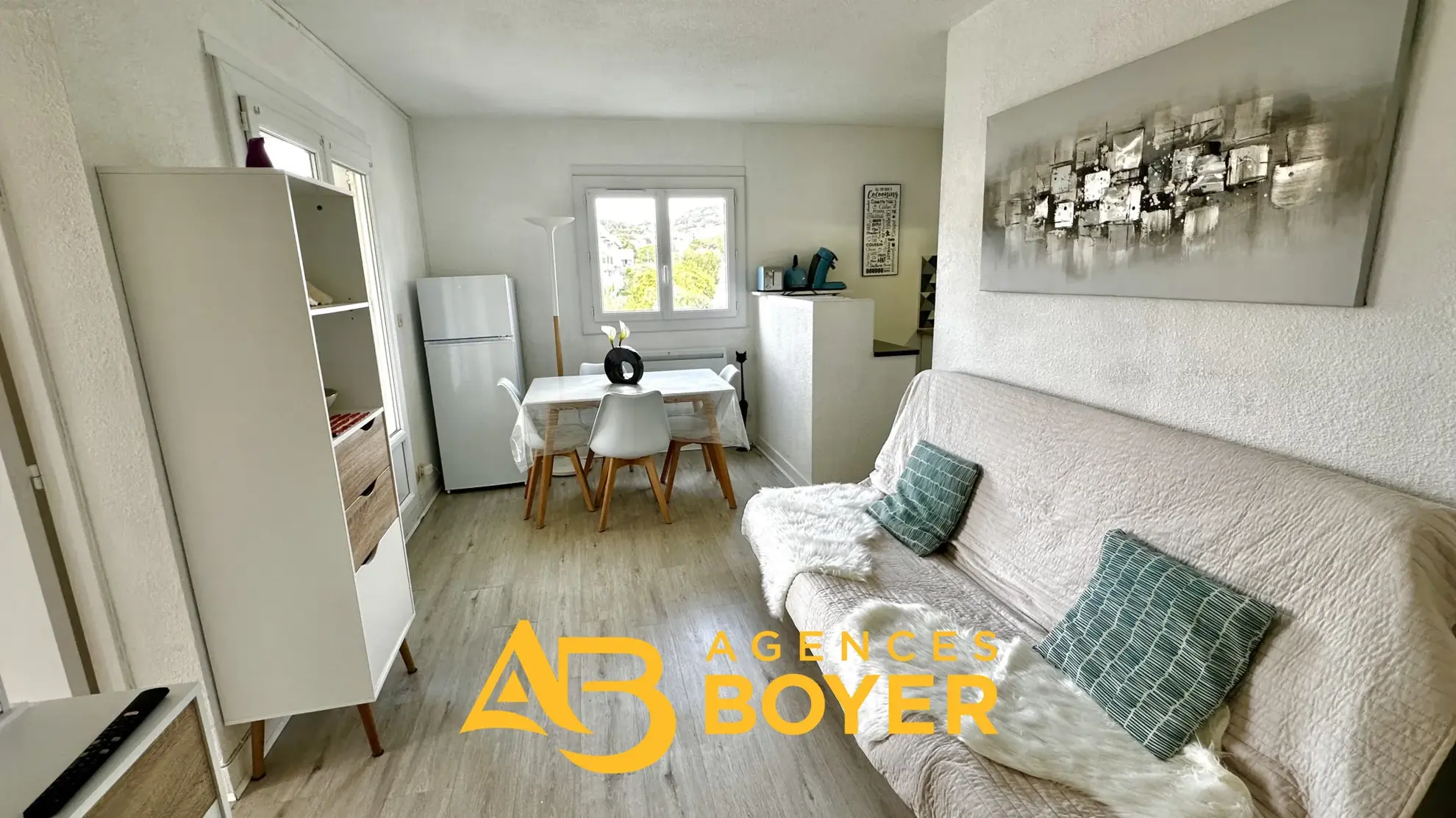 Appartement 2 pièces rénové avec vue dégagée, piscine et accès mer à Bandol 