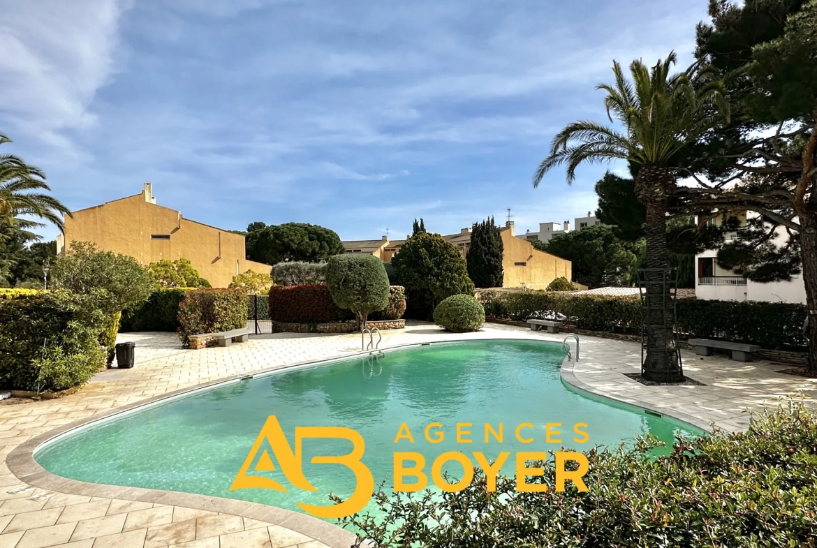 Appartement 2 pièces rénové avec vue dégagée, piscine et accès mer à Bandol 