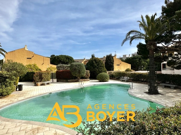 Appartement 2 pièces rénové avec vue dégagée, piscine et accès mer à Bandol