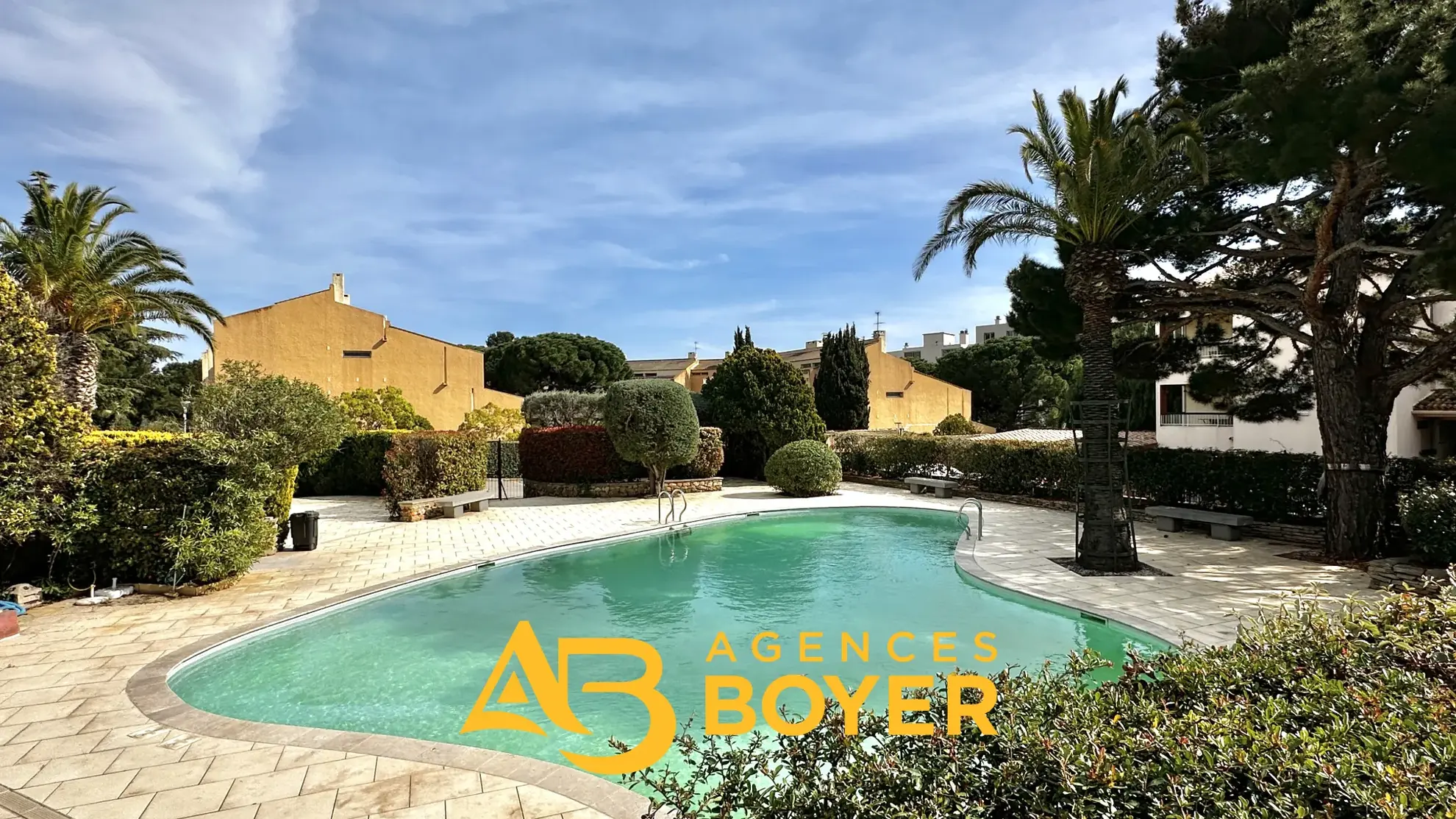 Appartement 2 pièces rénové avec vue dégagée, piscine et accès mer à Bandol 