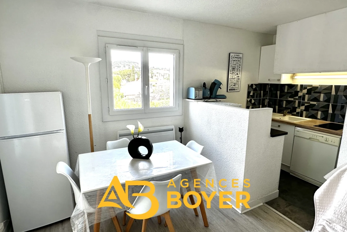 Appartement 2 pièces rénové avec vue dégagée, piscine et accès mer à Bandol 