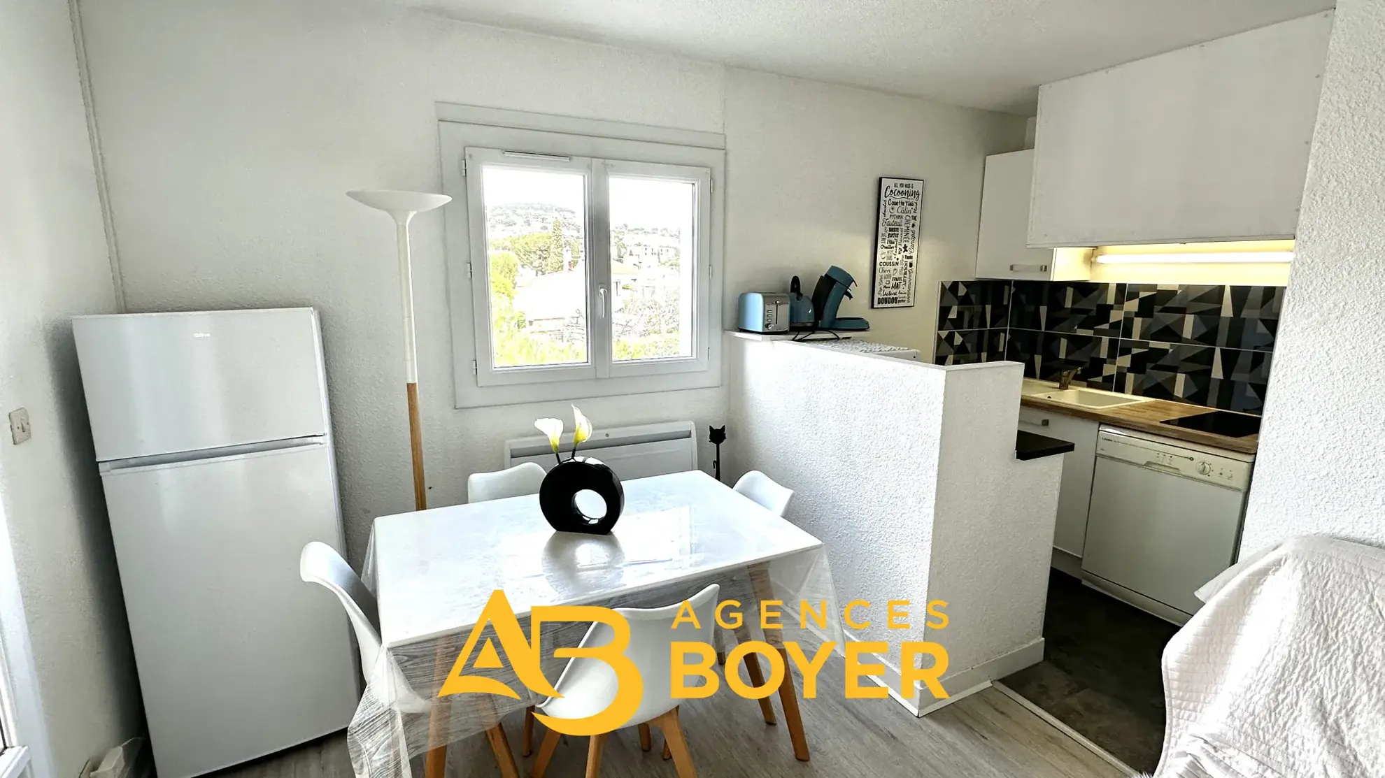 Appartement 2 pièces rénové avec vue dégagée, piscine et accès mer à Bandol 
