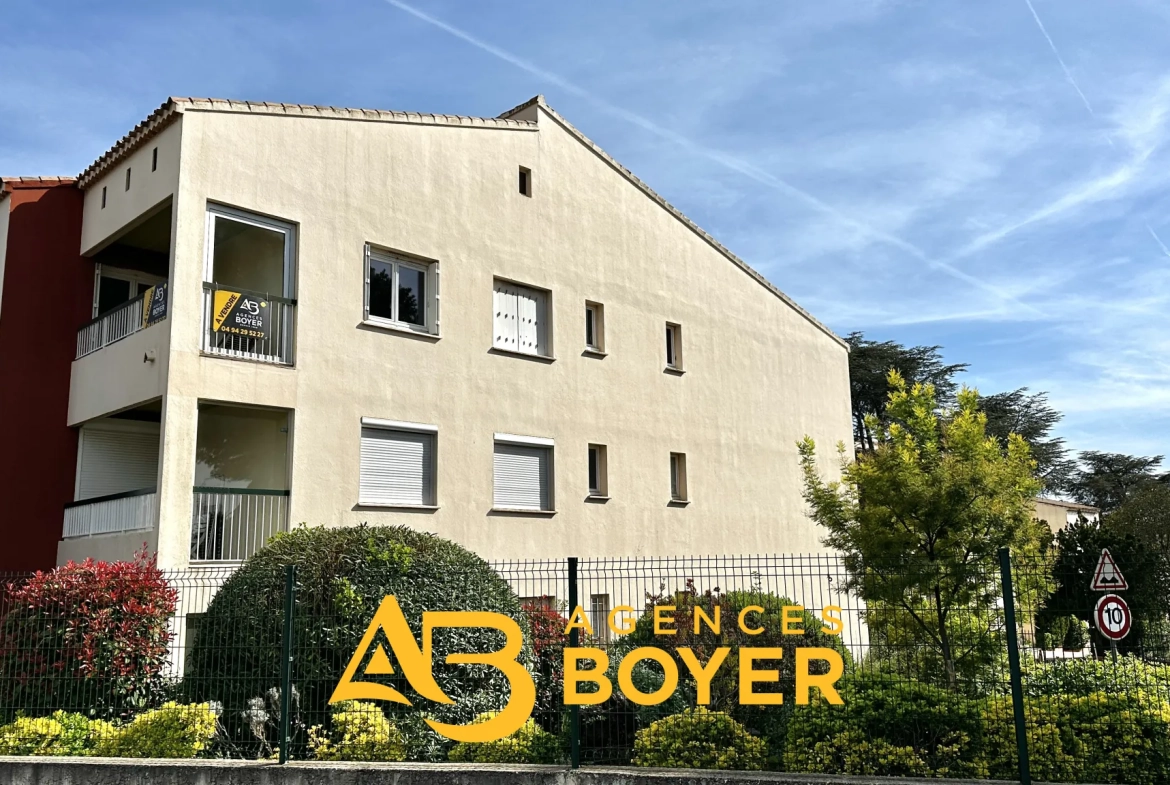 Appartement 2 pièces rénové avec vue dégagée, piscine et accès mer à Bandol 