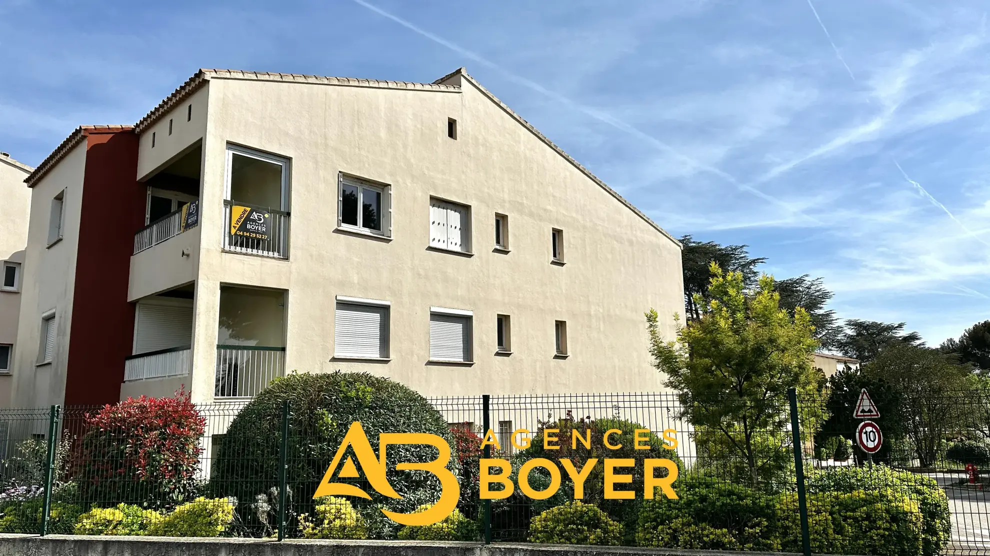 Appartement 2 pièces rénové avec vue dégagée, piscine et accès mer à Bandol 