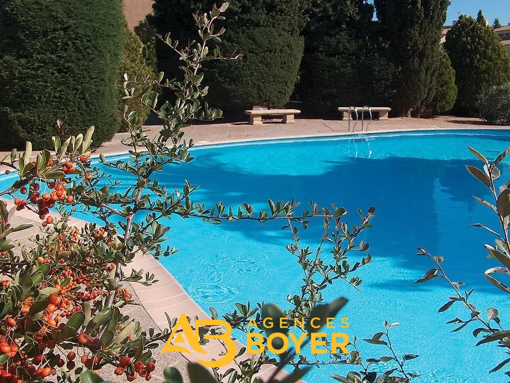 Appartement 2 pièces rénové avec vue dégagée, piscine et accès mer à Bandol 
