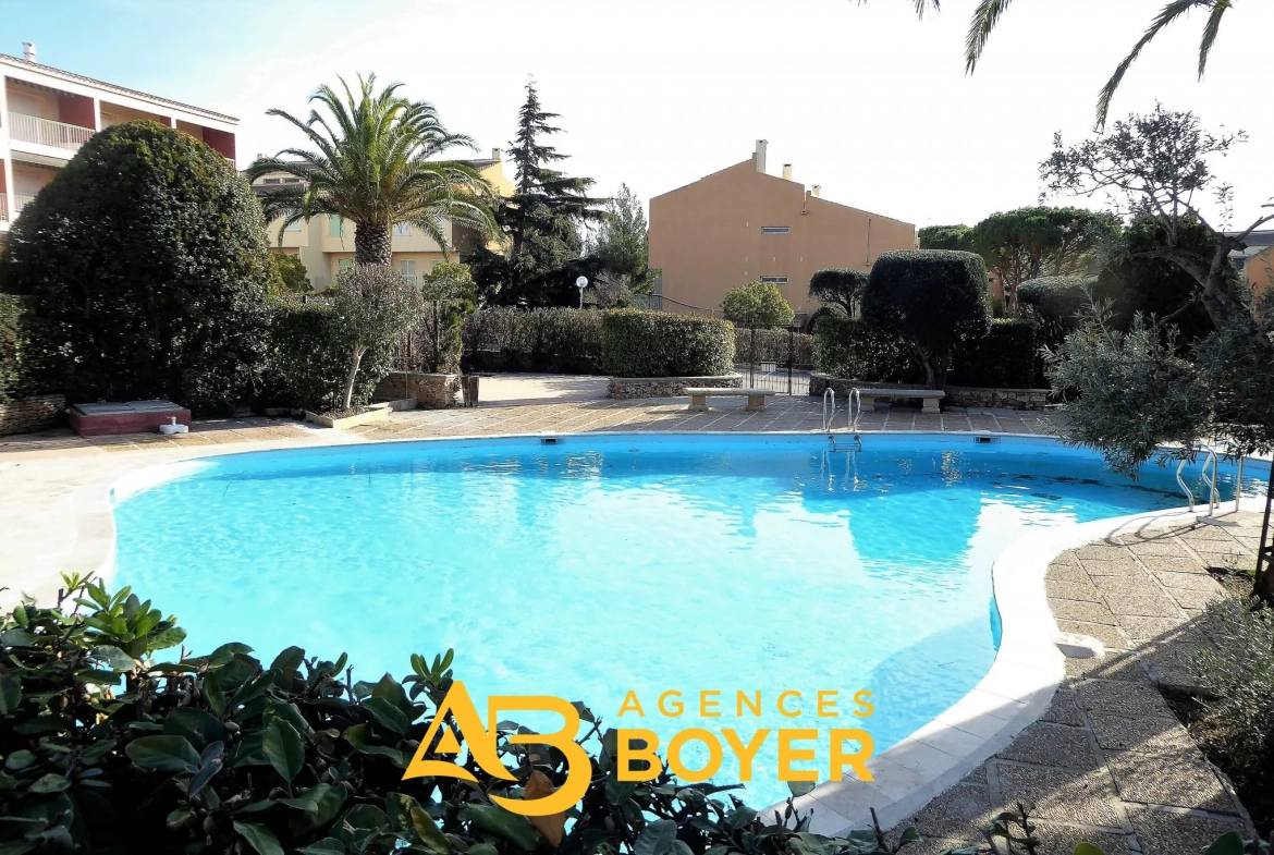 Appartement 2 pièces rénové avec vue dégagée, piscine et accès mer à Bandol 