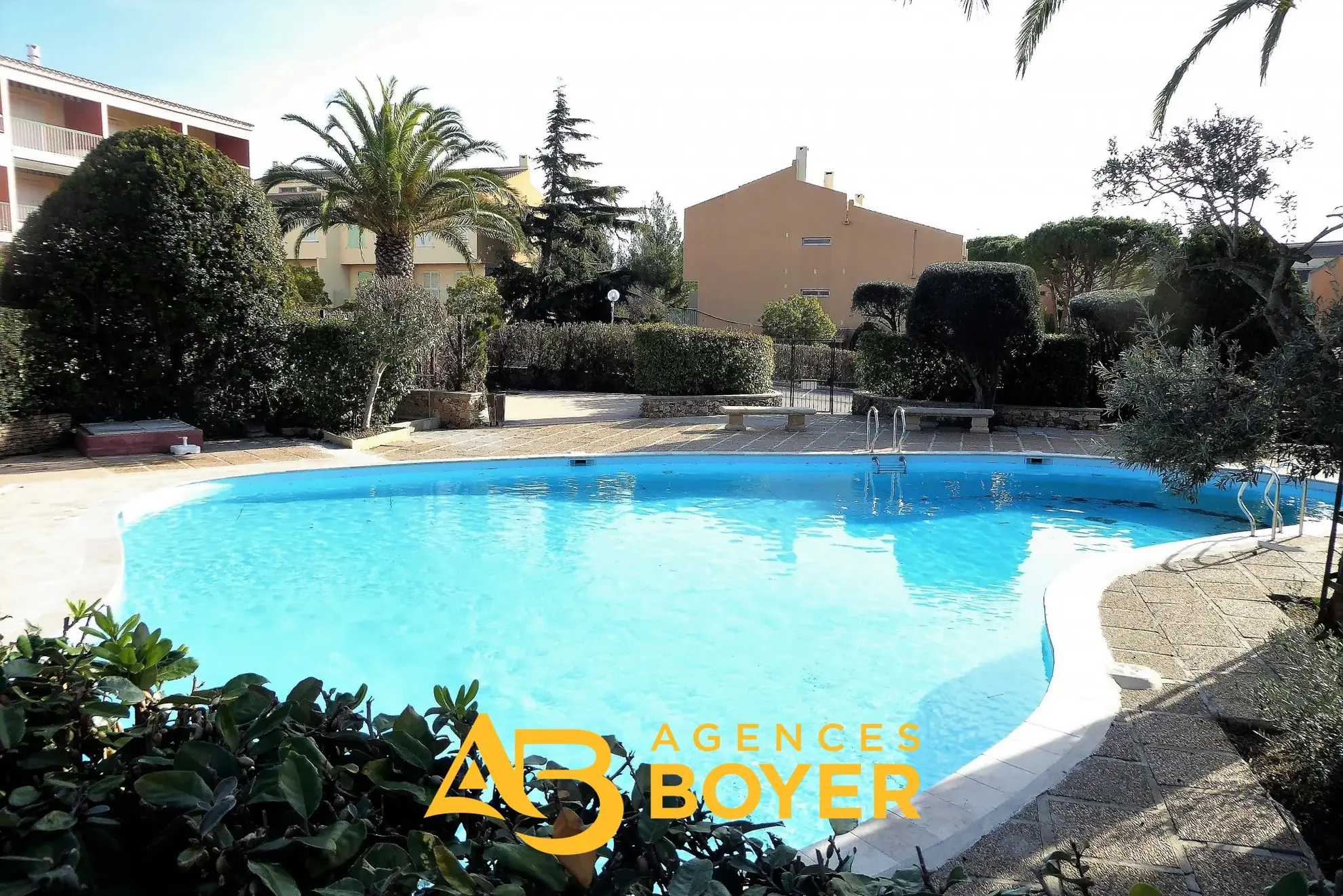 Appartement 2 pièces rénové avec vue dégagée, piscine et accès mer à Bandol 