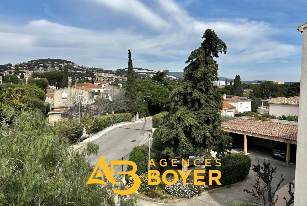 Appartement 2 pièces rénové avec vue dégagée, piscine et accès mer à Bandol 