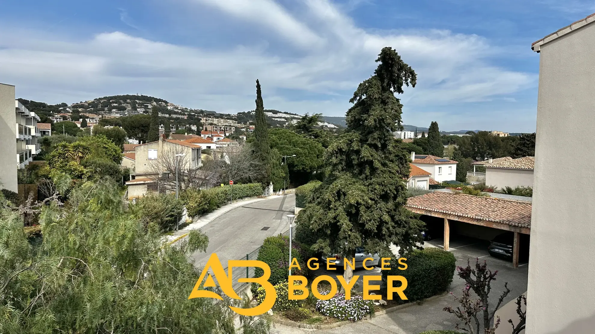Appartement 2 pièces rénové avec vue dégagée, piscine et accès mer à Bandol 