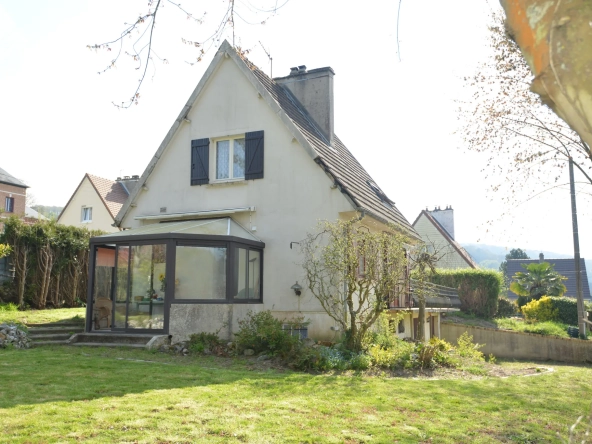 Pavillon lumineux avec 3 chambres à Lillebonne – proche commodités 