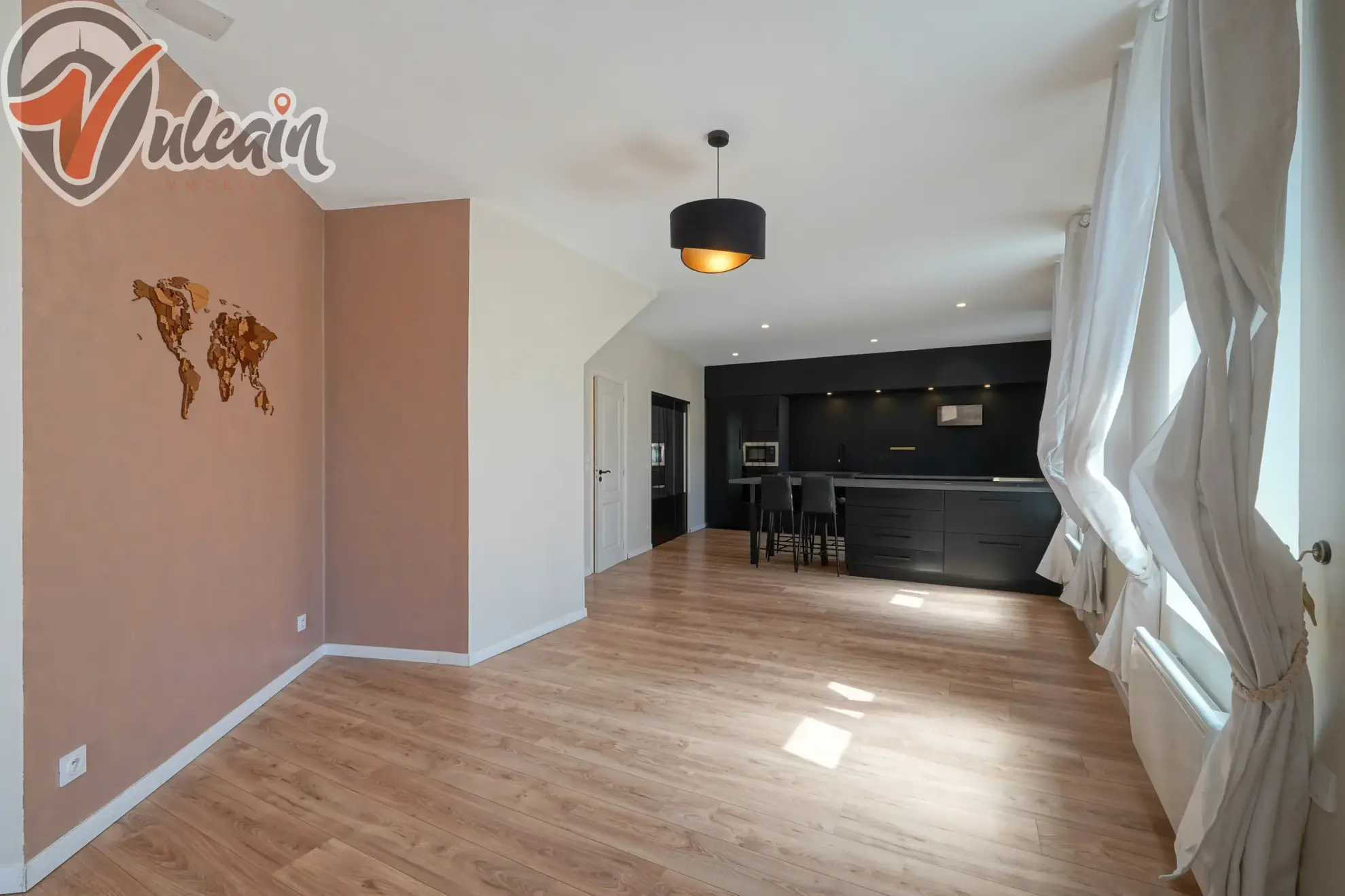 Grande maison de bourg lumineuse à Ludesse, 170 m² avec terrasse et garage 