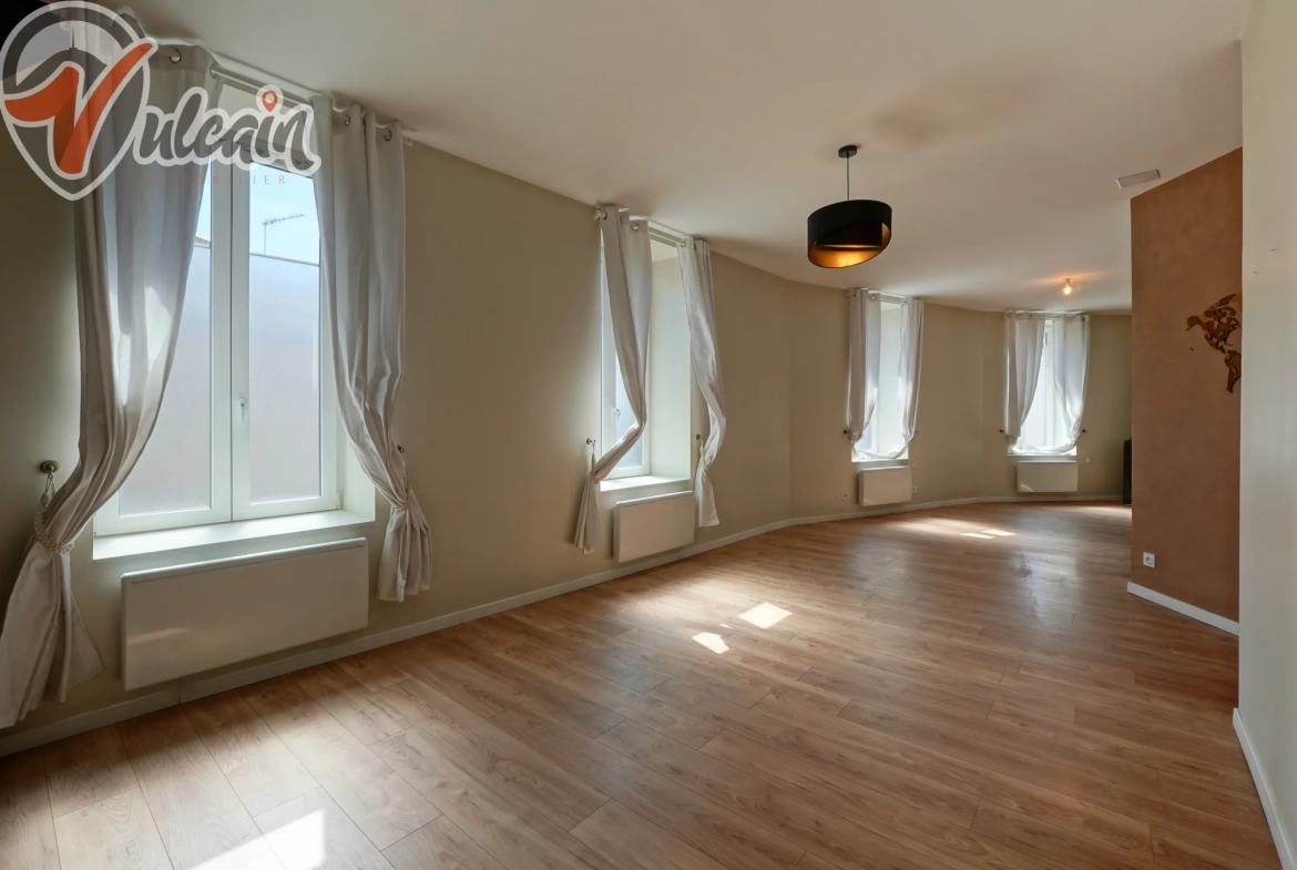 Grande maison de bourg lumineuse à Ludesse, 170 m² avec terrasse et garage 