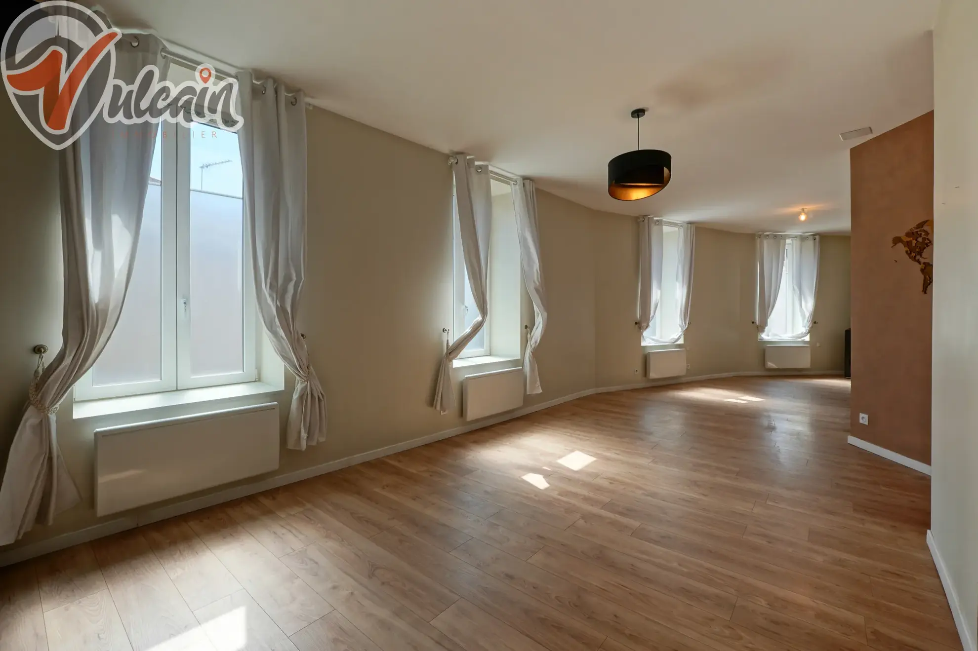 Grande maison de bourg lumineuse à Ludesse, 170 m² avec terrasse et garage 