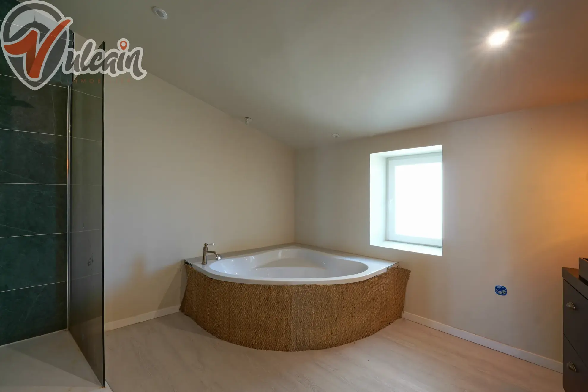 Grande maison de bourg lumineuse à Ludesse, 170 m² avec terrasse et garage 