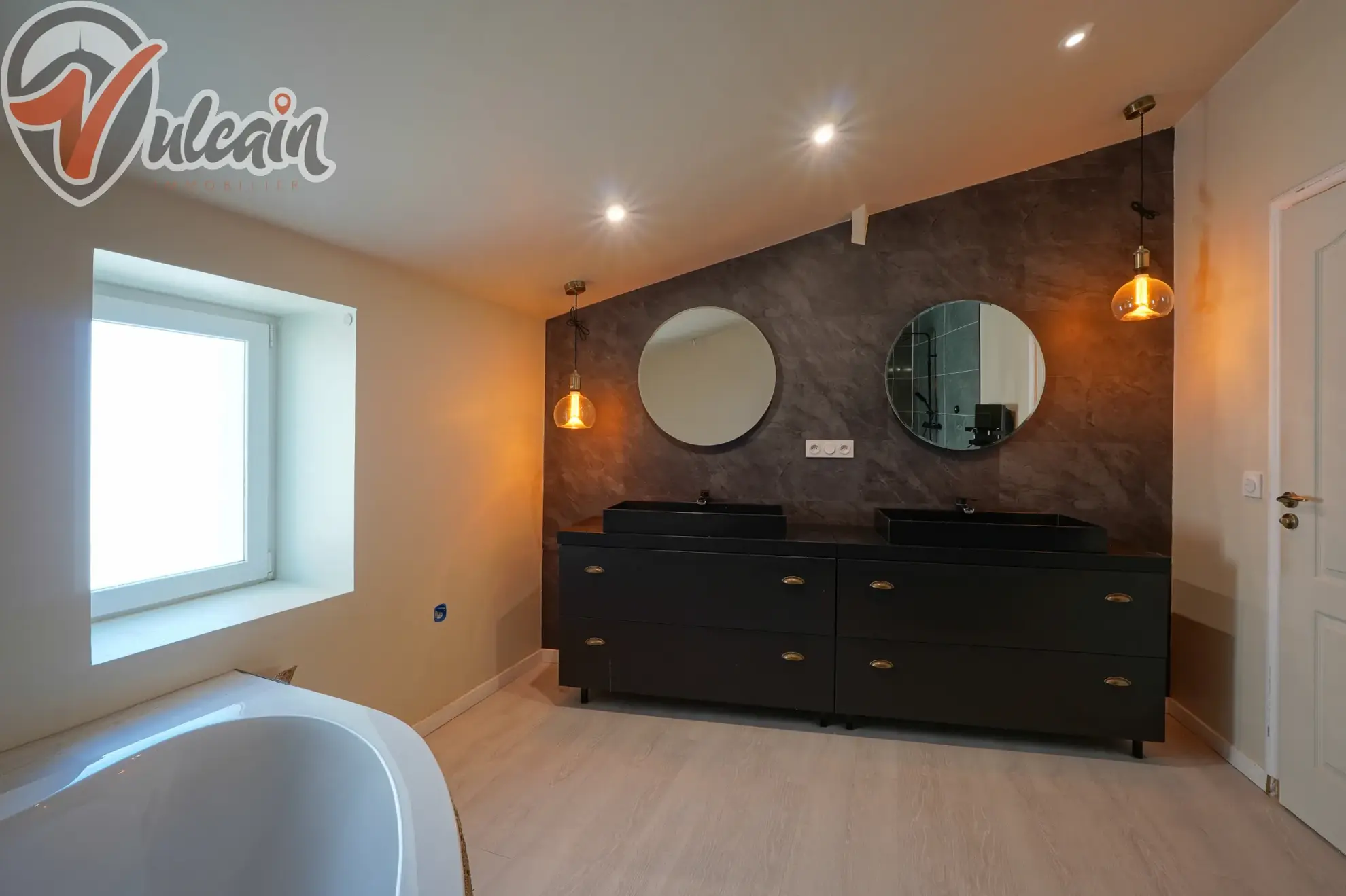 Grande maison de bourg lumineuse à Ludesse, 170 m² avec terrasse et garage 