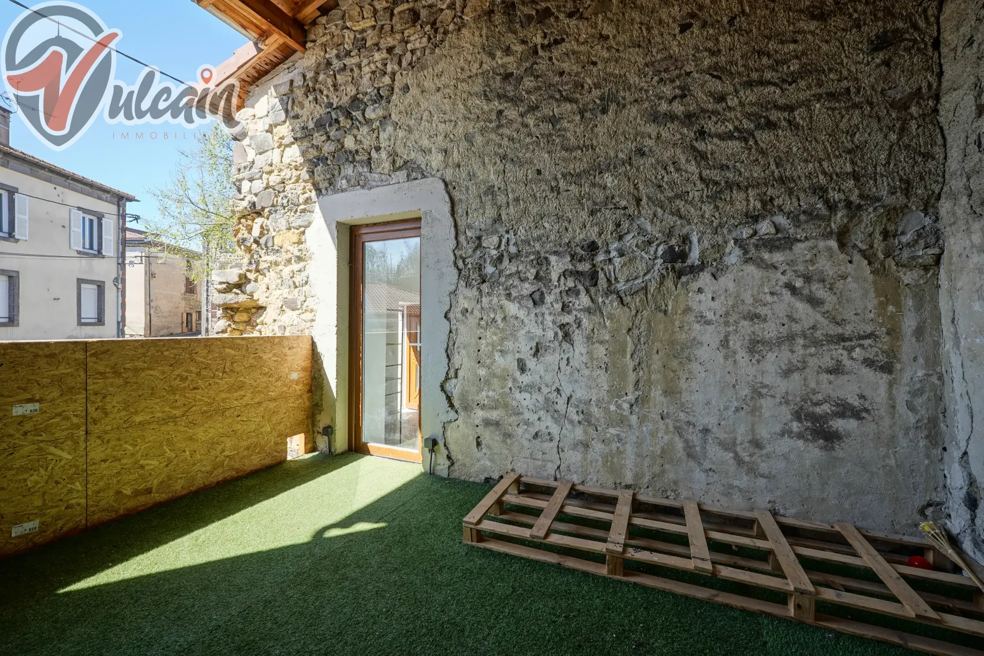 Grande maison de bourg lumineuse à Ludesse, 170 m² avec terrasse et garage 