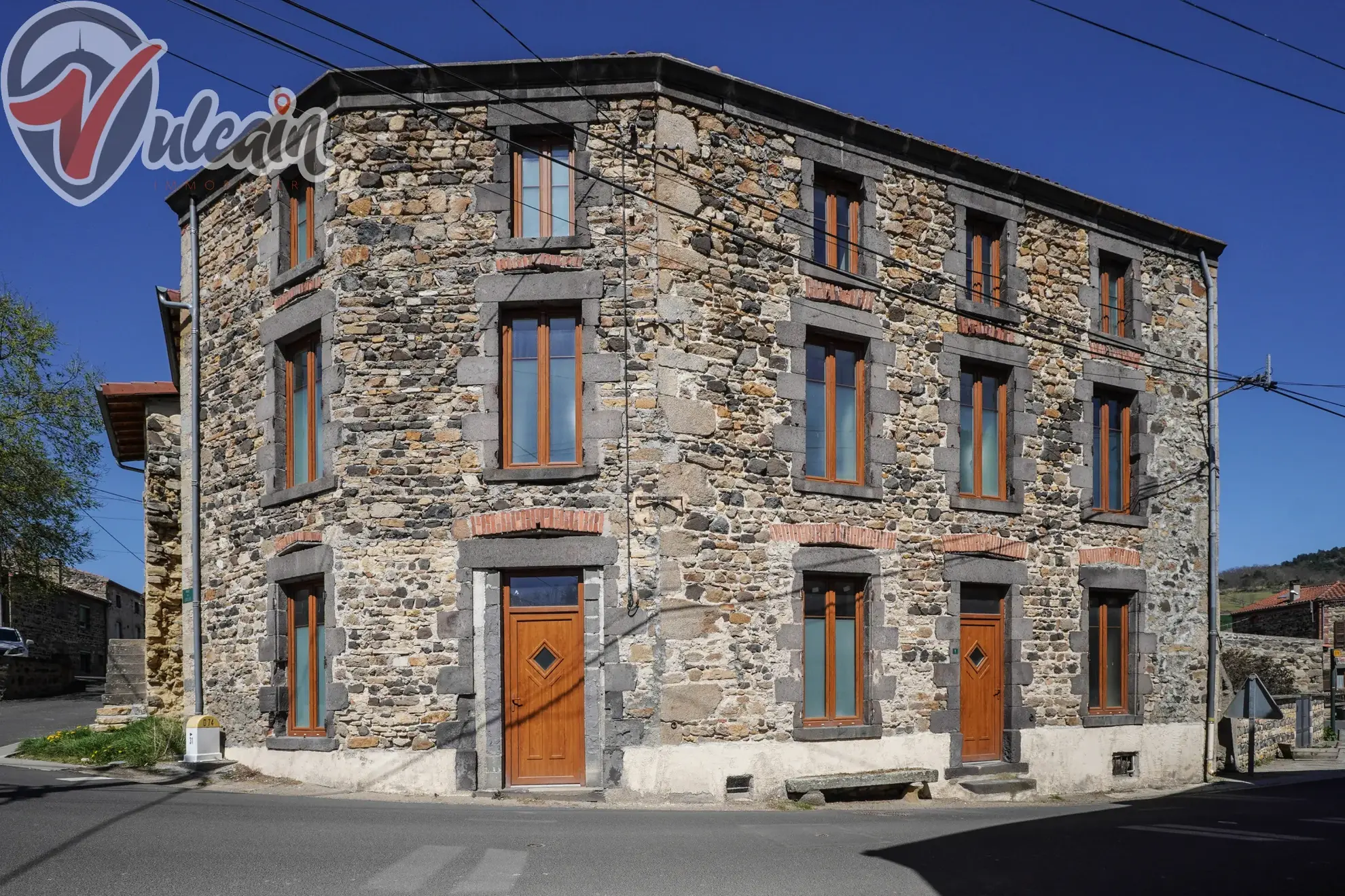 Grande maison de bourg lumineuse à Ludesse, 170 m² avec terrasse et garage 