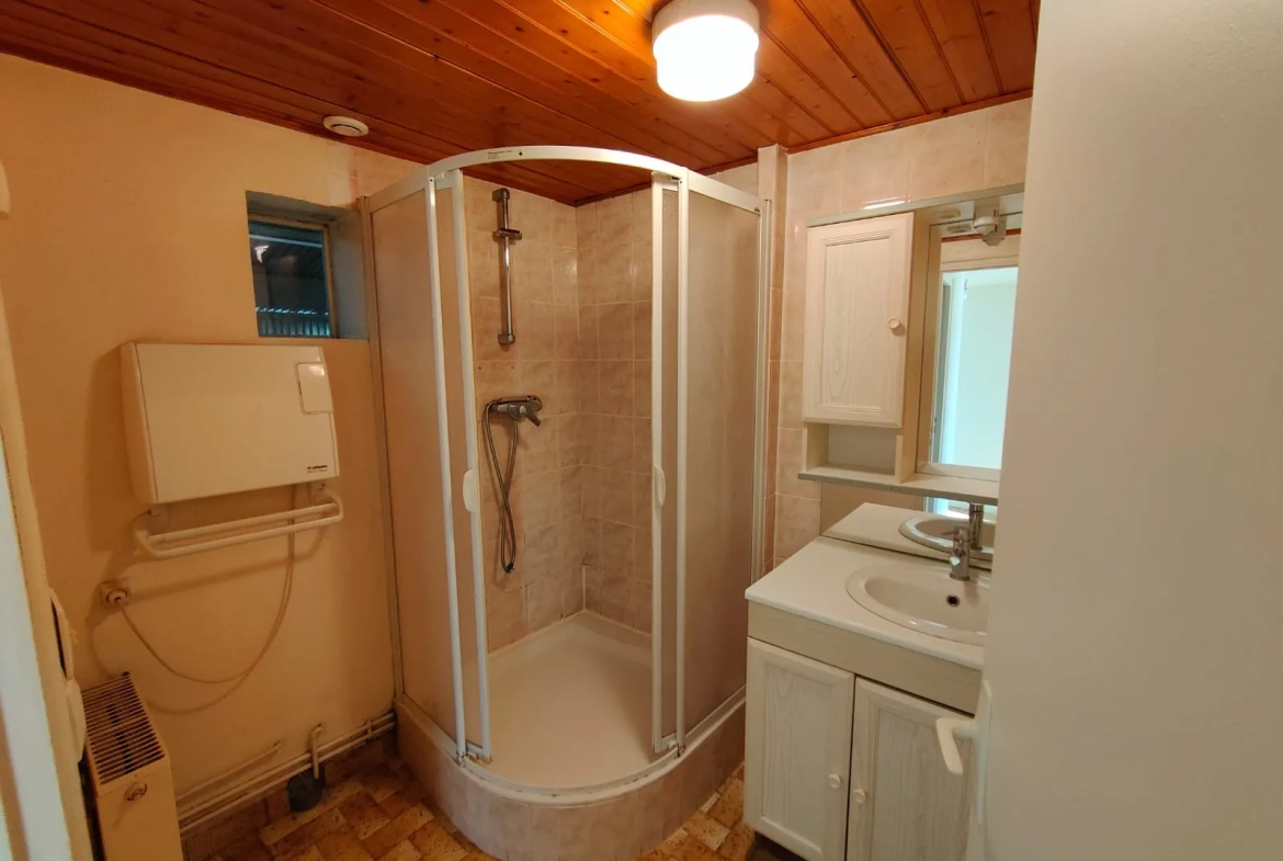 Maison à vendre à La Chapelle Launay avec grand terrain et potentiel d'aménagement 