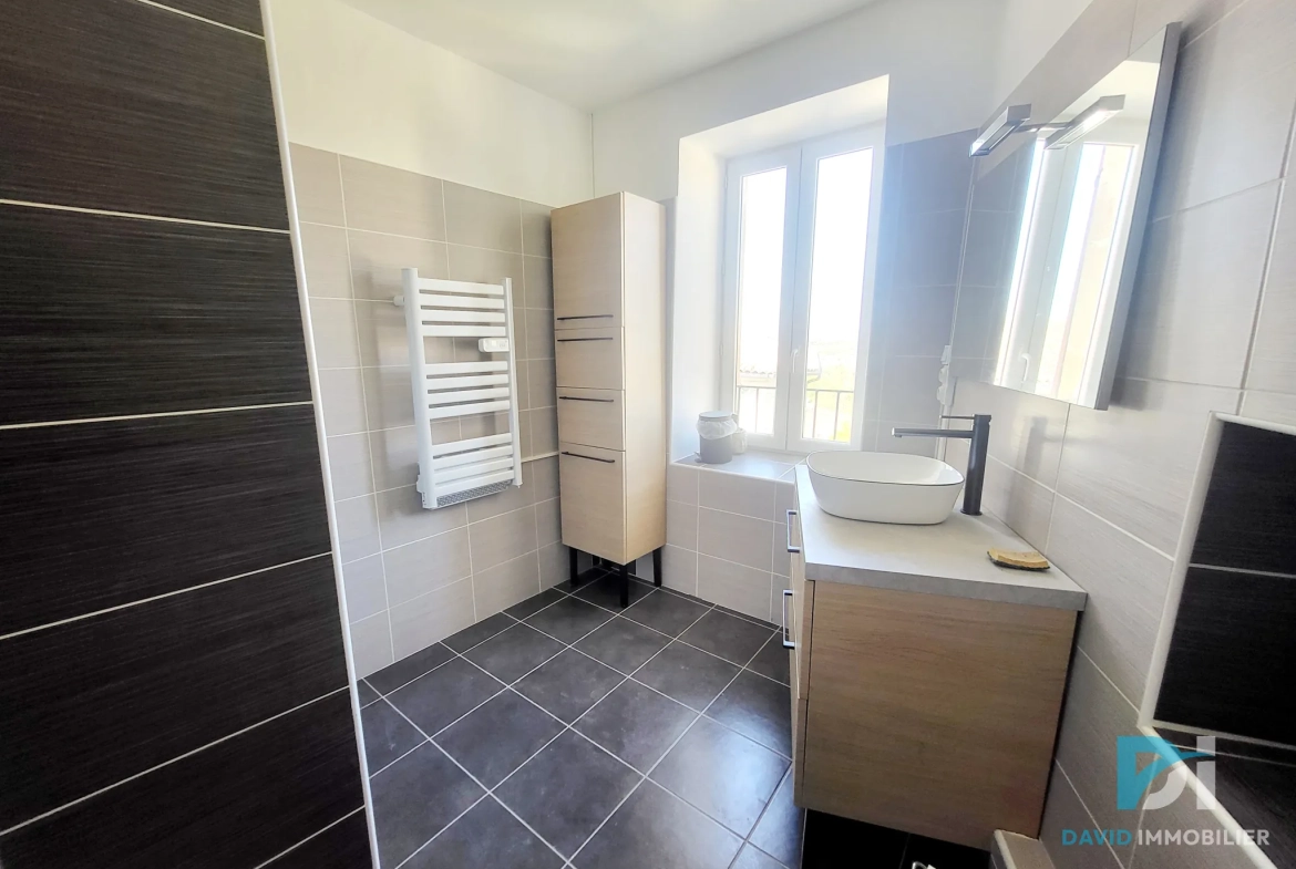 Maison de ville à Magalas avec cave et 2 chambres, parfait investissement immobilier 