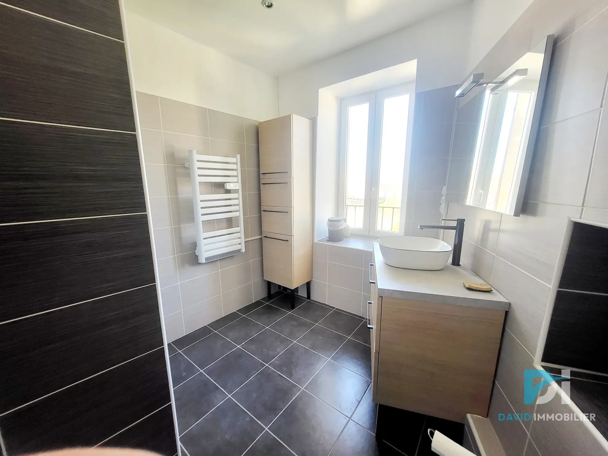 Maison de ville à Magalas avec cave et 2 chambres, parfait investissement immobilier 
