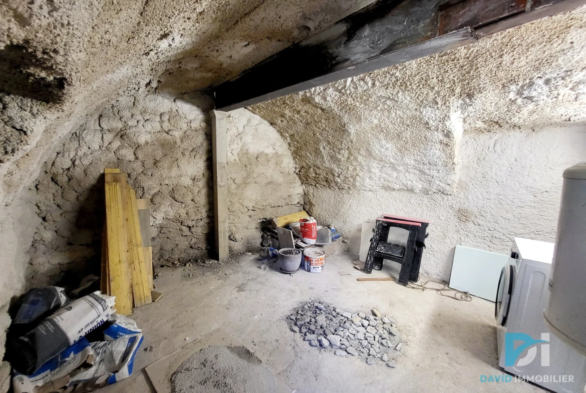 Maison de ville à Magalas avec cave et 2 chambres, parfait investissement immobilier 