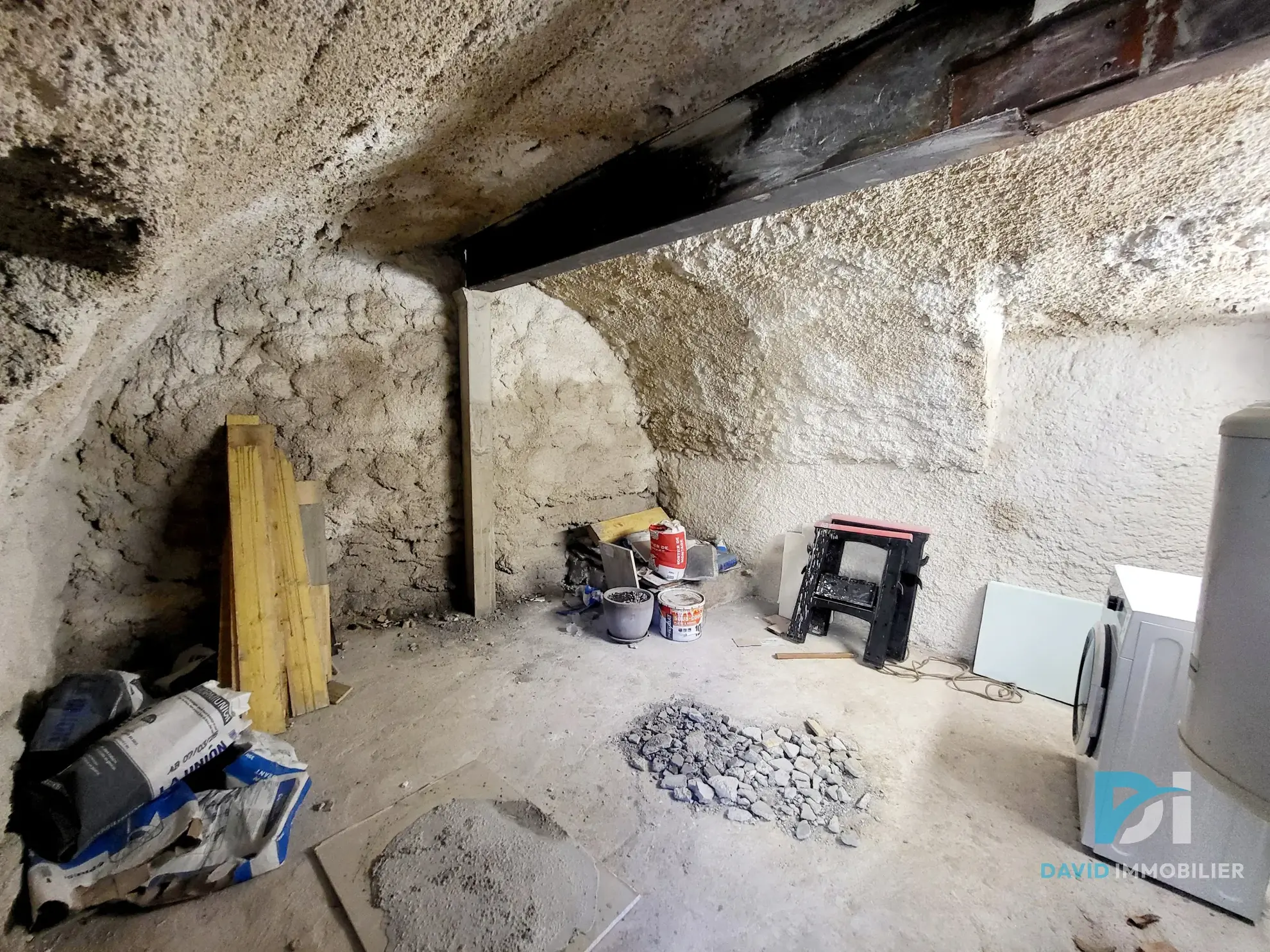 Maison de ville à Magalas avec cave et 2 chambres, parfait investissement immobilier 