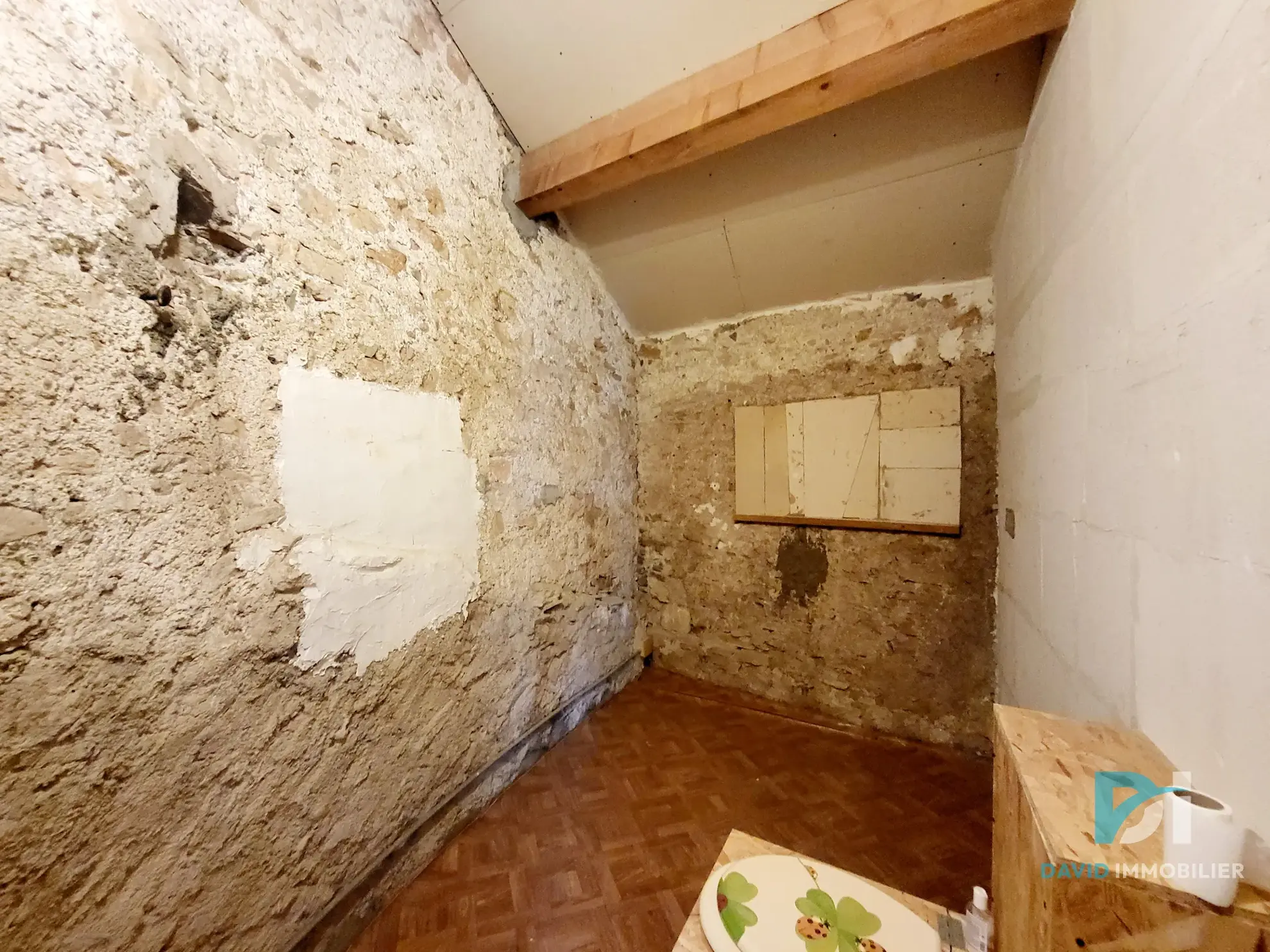 Maison de ville à Magalas avec cave et 2 chambres, parfait investissement immobilier 