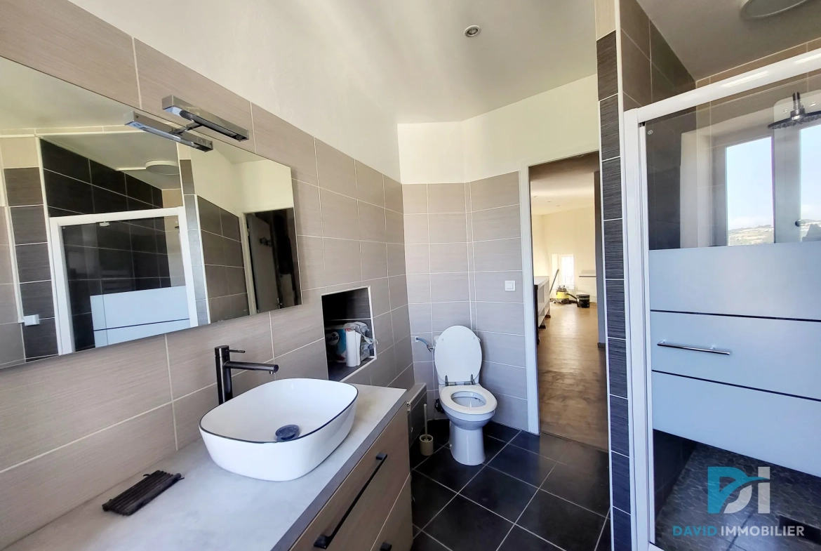 Maison de ville à Magalas avec cave et 2 chambres, parfait investissement immobilier 