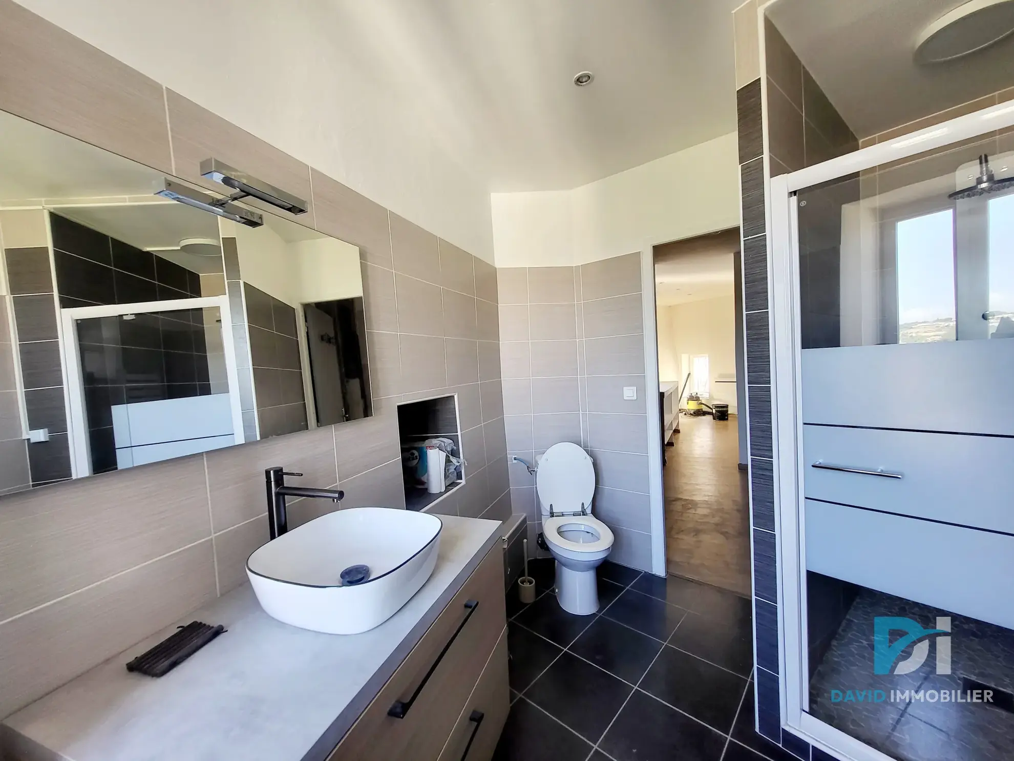 Maison de ville à Magalas avec cave et 2 chambres, parfait investissement immobilier 