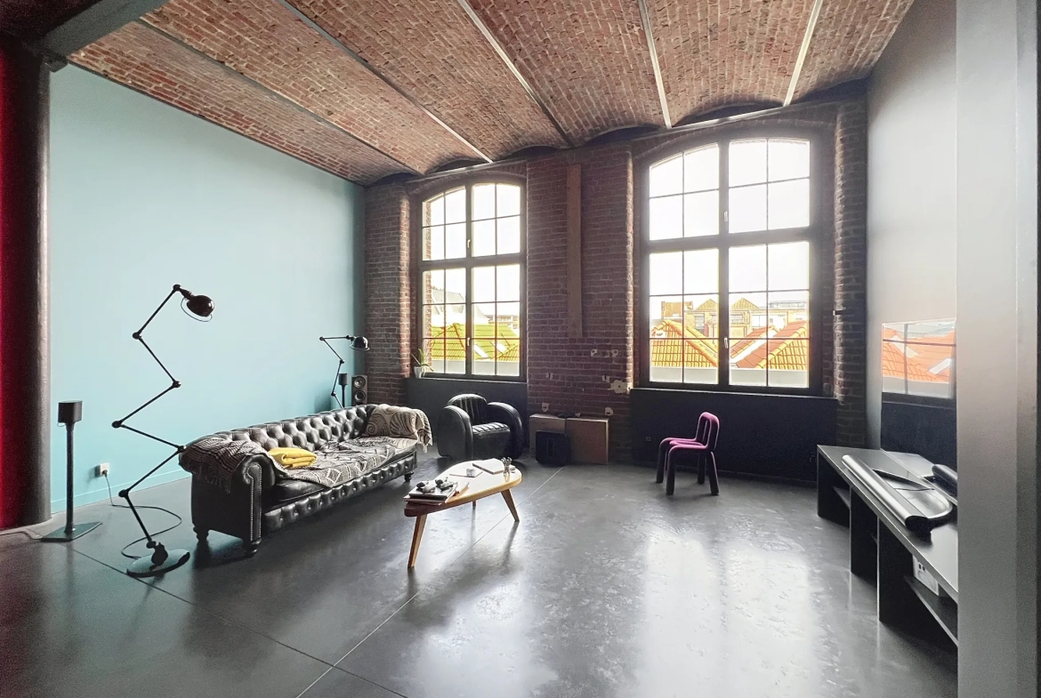 A vendre Loft spacieux de 150 m² à Tourcoing avec parking, cave et style industriel 