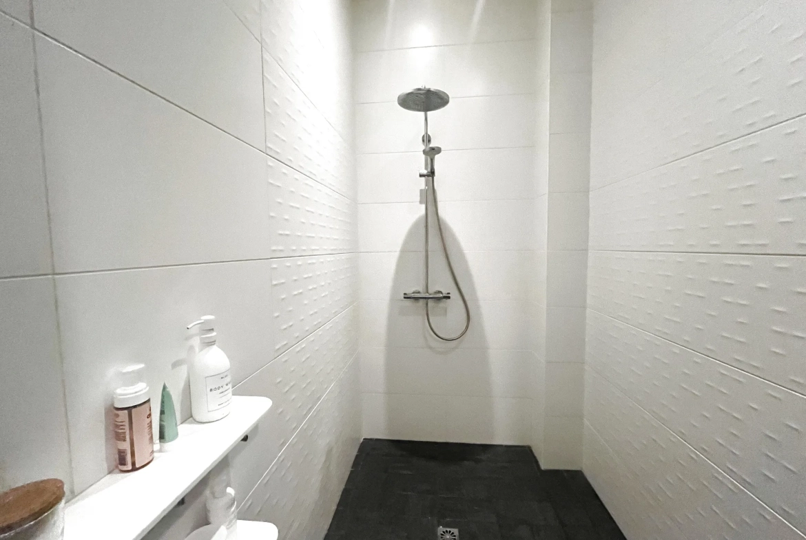 A vendre Loft spacieux de 150 m² à Tourcoing avec parking, cave et style industriel 