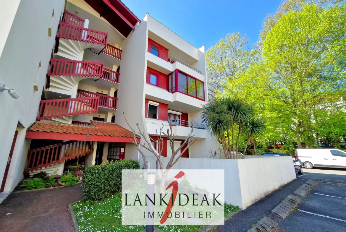 Appartement T2 de 49 m² avec terrasse et parking à Anglet 
