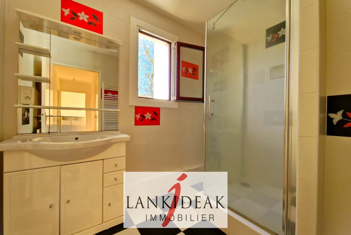 Appartement T2 de 49 m² avec terrasse et parking à Anglet 