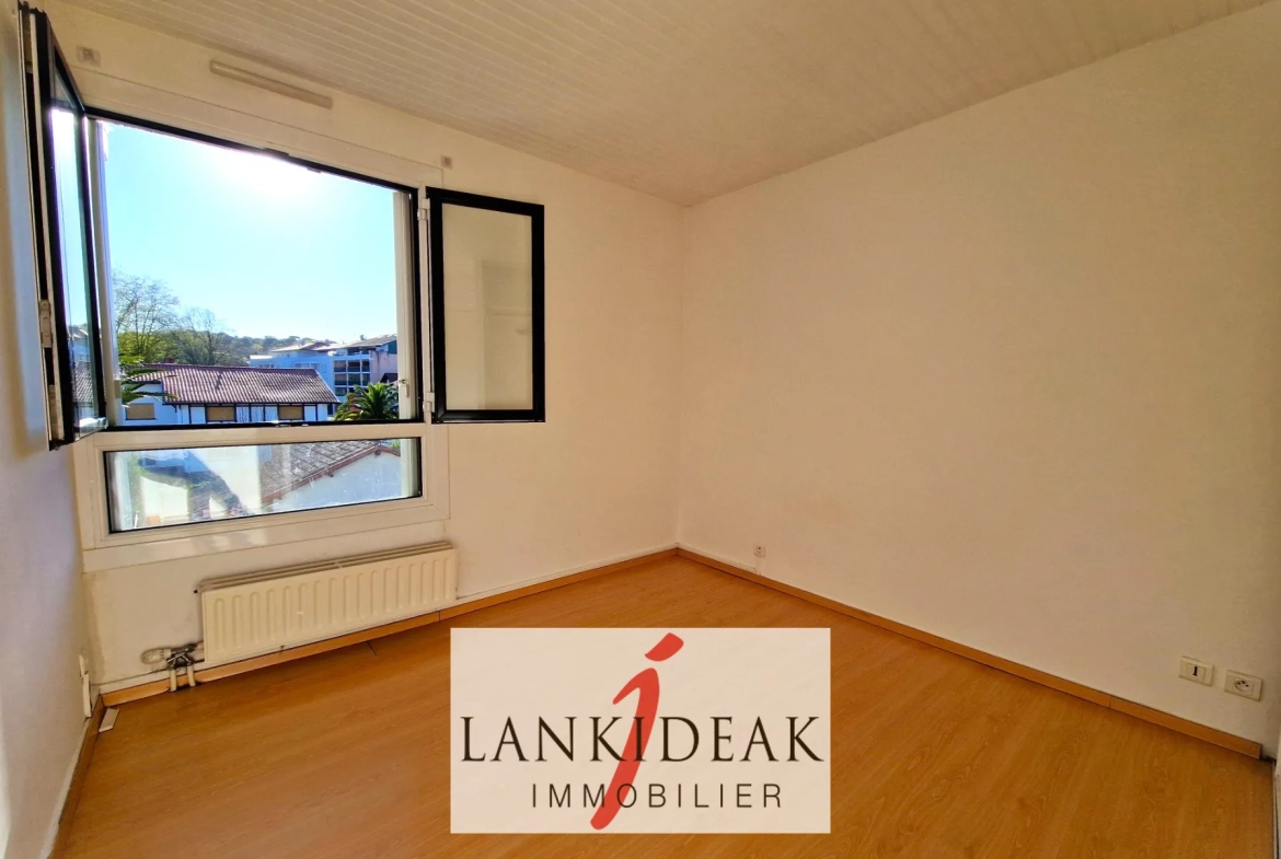 Appartement T2 de 49 m² avec terrasse et parking à Anglet 