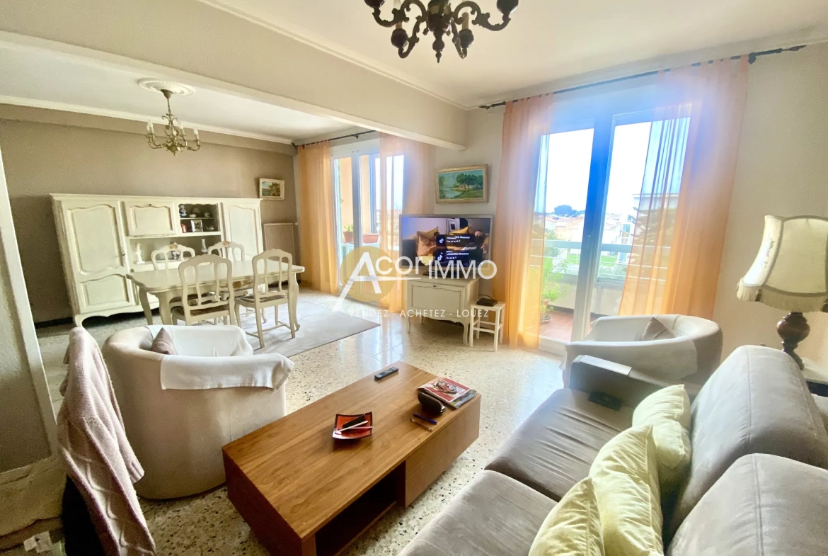Appartement traversant avec 2 balcons, garage et cave à Six Fours les Plages 