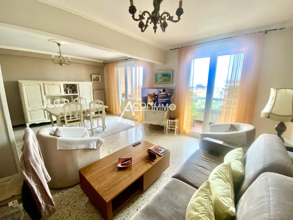 Appartement traversant avec 2 balcons, garage et cave à Six Fours les Plages 