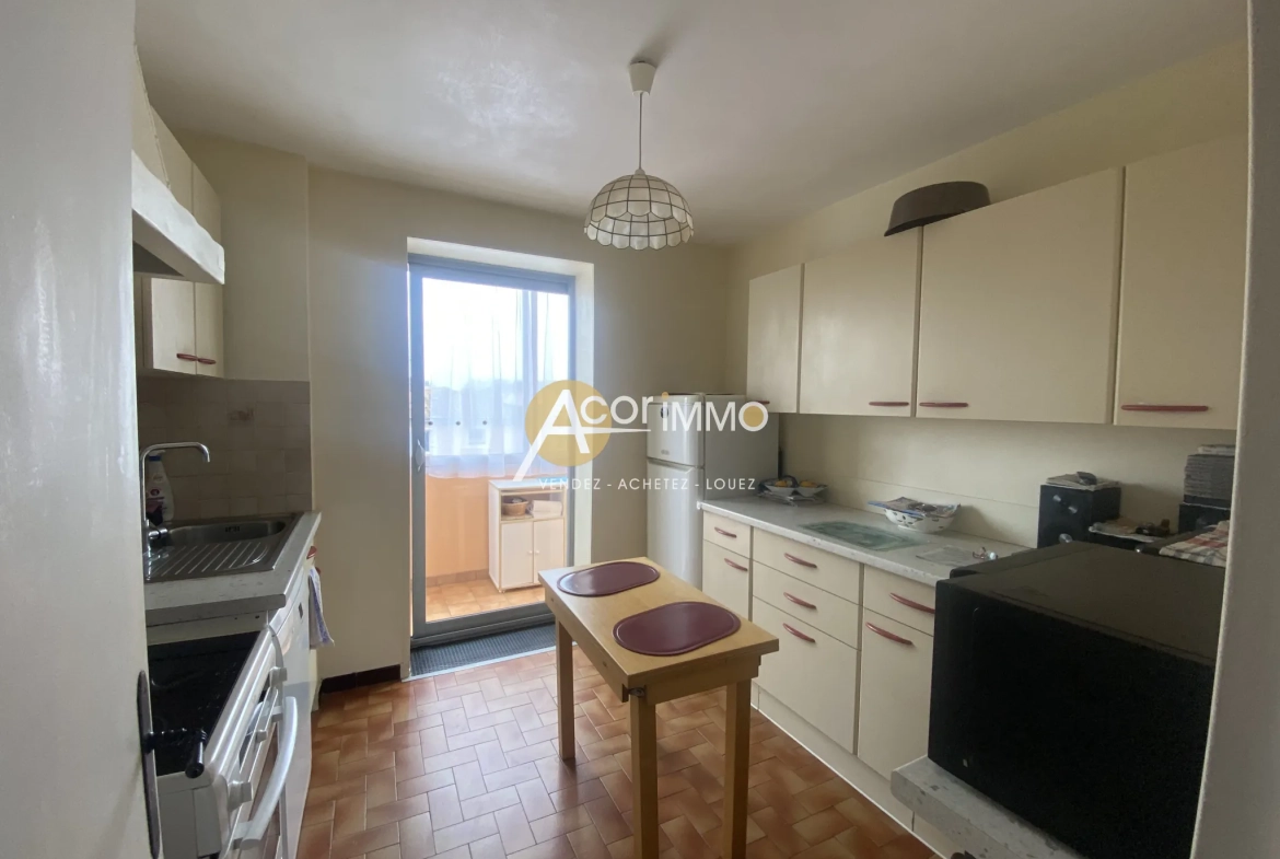 Appartement traversant avec 2 balcons, garage et cave à Six Fours les Plages 