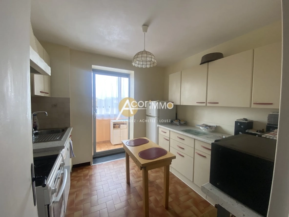 Appartement traversant avec 2 balcons, garage et cave à Six Fours les Plages 