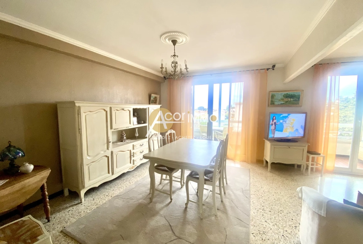 Appartement traversant avec 2 balcons, garage et cave à Six Fours les Plages 